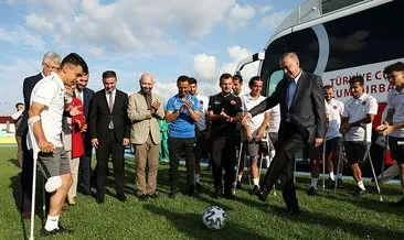 Başkan Erdoğan, Kocaeli’de kamp yapan Ampute Milli Futbol Takımını ziyaret etti
