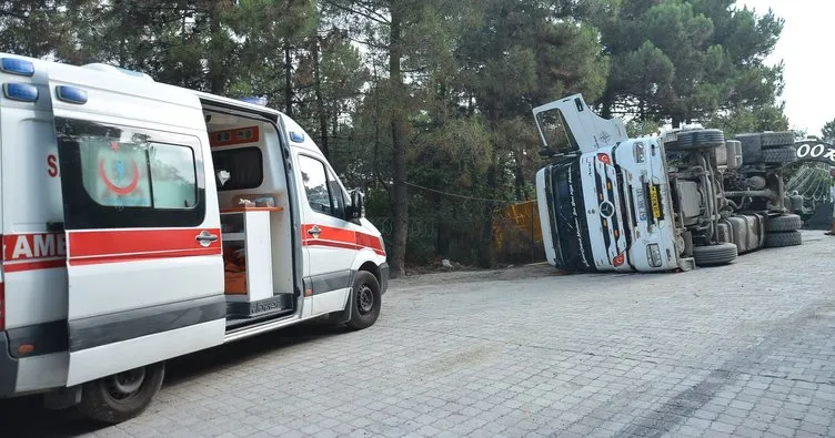 Mesire alanında hafriyat kamyonu devrildi, 2 işçi yaralandı