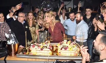 Çağla Şıkel 40’ıncı yaşını dostlarıyla kutladı