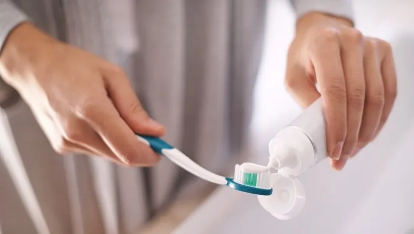 Diş fırçalamadaki bu hata adeta bakteri yuvasına çeviriyor! Ağız sağlığınızı korumak için...