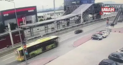 Belediye otobüsünün bariyerlere ok gibi saplandığı kaza kamerada | Video
