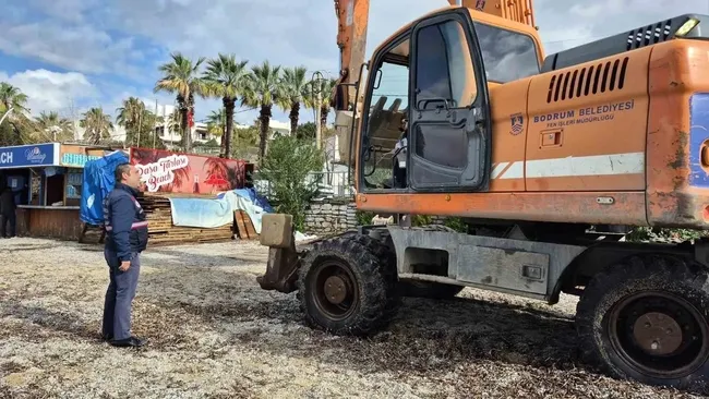 bodrumda-kacaklara-gecit-yok-sahildeki-izinsiz-yapilar-yikiliyor-1770736988811.jpg