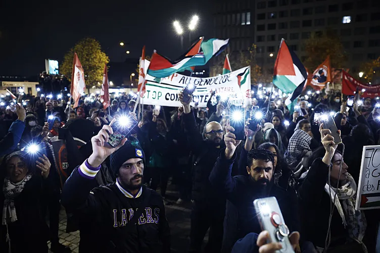 Fransa-İsrail maçında Fransız taraftarlardan büyük protesto! Özgür Filistin tezahüratları yapıldı, İsrail milli marşı ıslıklandı...