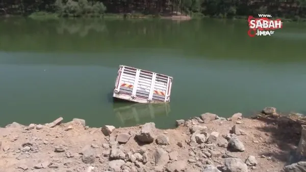 Gölete uçan kamyondan son anda atlayarak kurtuldu | Video