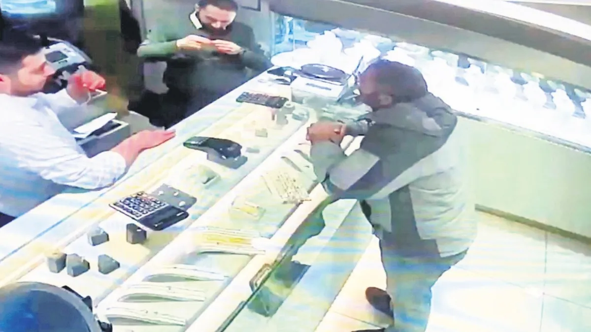 Sahte altınla kuyumcuyu dolandırdı