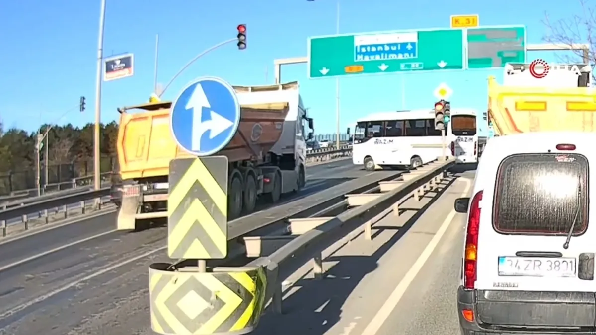 Arnavutköy’de kırmızı ışıkta geçen hafriyat kamyonu servis aracına böyle çarptı: 1 yaralı Arnavutköy’de kırmızı ışıkta geçen hafriyat kamyonu servis aracına böyle çarptı: 1 yaralı