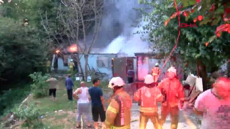 İstanbul Sarıyer'de 2 gecekondu yangın sonucu küle döndü