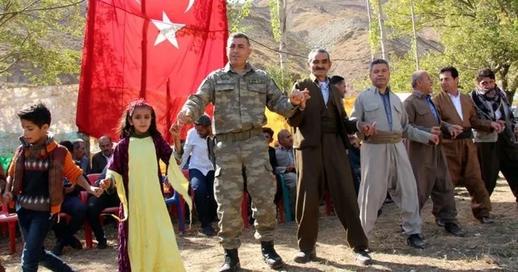 Hakkari Aktütün’de askerler, düğüne katılıp halay çekti