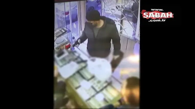 SON DAKİKA: İstanbul'da kuyumcuya giren soyguncuya silahlı şok sürpriz kamerada | Video