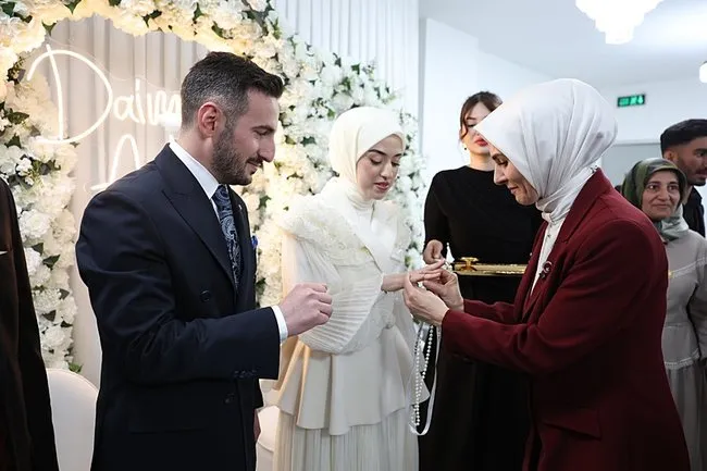 sosyal-medyadan-davet-etti-bakan-goktas-kiz-isteyip-yuzuk-takti-1746961162812.jpeg