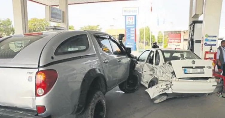 Kamyonet yakıt alan otomobile çarptı