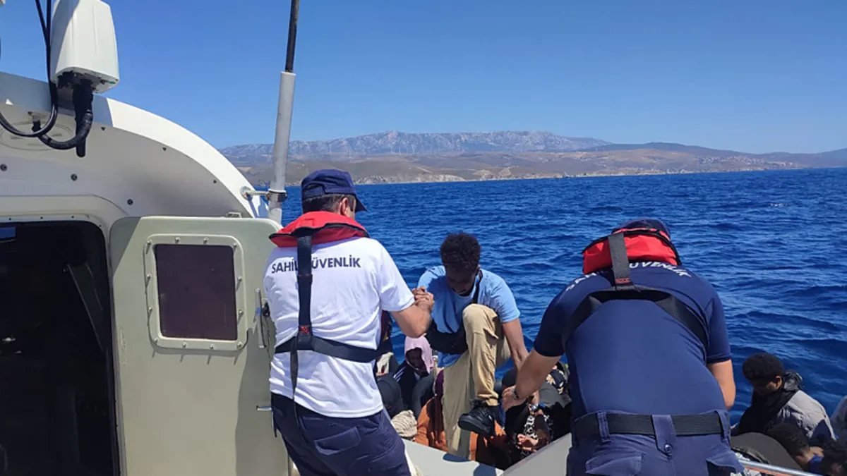 İzmir açıklarında 39 düzensiz göçmen kurtarıldı İzmir açıklarında 39 düzensiz göçmen kurtarıldı