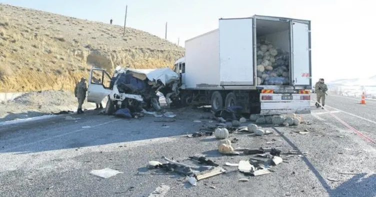 TIR’la kamyonet çarpıştı: 8 ölü