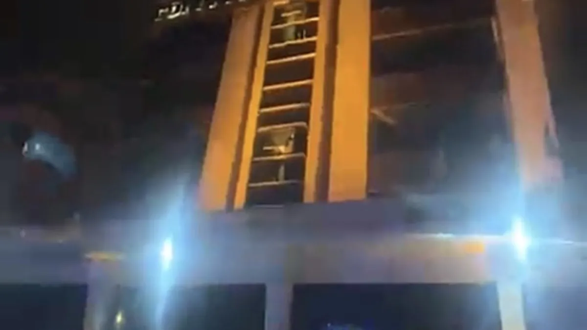 Bursa’da otel yangını: Mahsur kalanlar odaların camlarına çıktı! Bursa’da otel yangını: Mahsur kalanlar odaların camlarına çıktı!