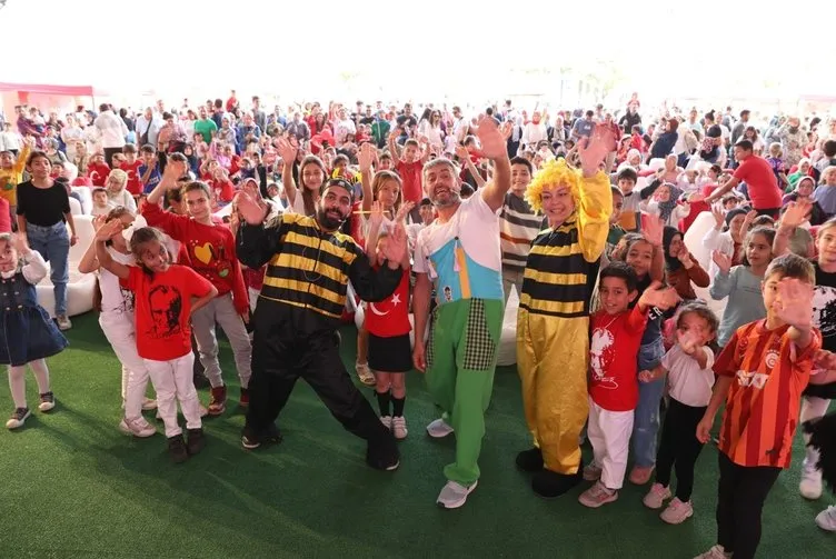 Deprem bölgesinde Cumhuriyet panayırı! Depremzede çocuklardan duygulandıran sözler: Çok mutlu oldum!