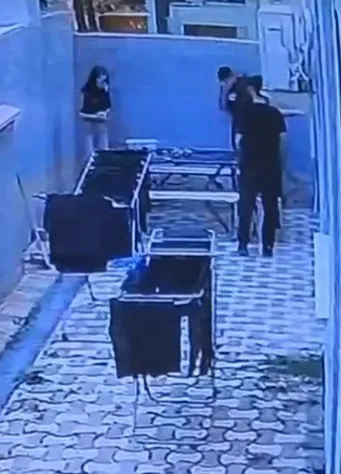 su-getirmedi-diye-15-yasindaki-stajyeri-tekme-tokat-dovdu-stajyere-siddet-kamerada-1787208883362.jpg