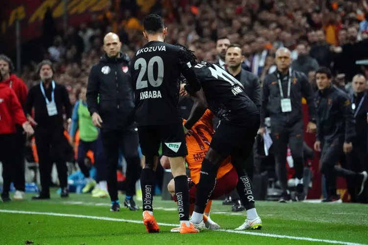 Son dakika Galatasaray haberleri: Galatasaray - Adana Demirspor maçında eski Galatasaraylı ortalığı karıştırdı! O hareket sonrası Okan Buruk çılgına döndü…