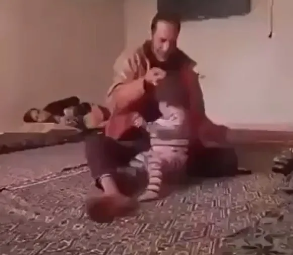 Türkiye’nin kanını donduran görüntü: Çocuğunu acımasızca döven cani baba tutuklandı!