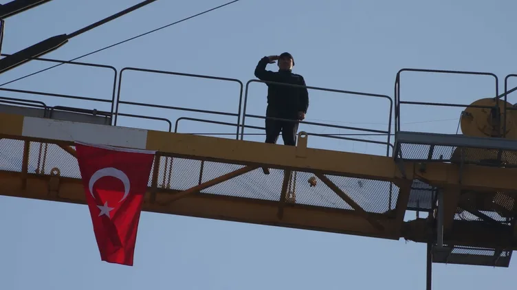 Yer Çorum: Atatürk’e saygı duruşunu 80 metrelik vinçte yaptı!