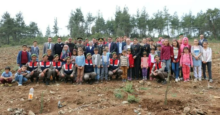 Bursa’da jandarmalar öğrencilerle hatıra ormanında ağaç diktiler