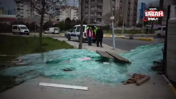 İstanbul Pendik’te cam yüklü kamyon yola devrildi