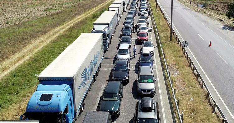 Kapıkule’de 10 kilometrelik tır kuyruğu