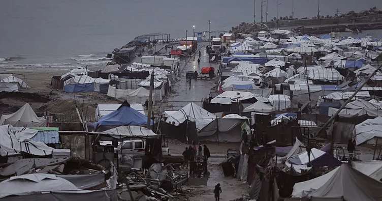 Gazze’de enkaz üzerinde hayat: Fırtına yıkımı derinleştirdi