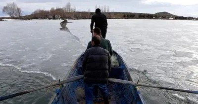 Çıldır’da balıkçılar av için buzların erimesini bekliyor