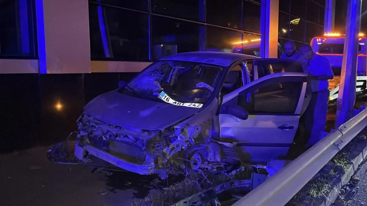 Amasya'dan Bursa'ya giden otomobilin karıştığı trafik kazası sonrası yaralıların hastaneye sevki.