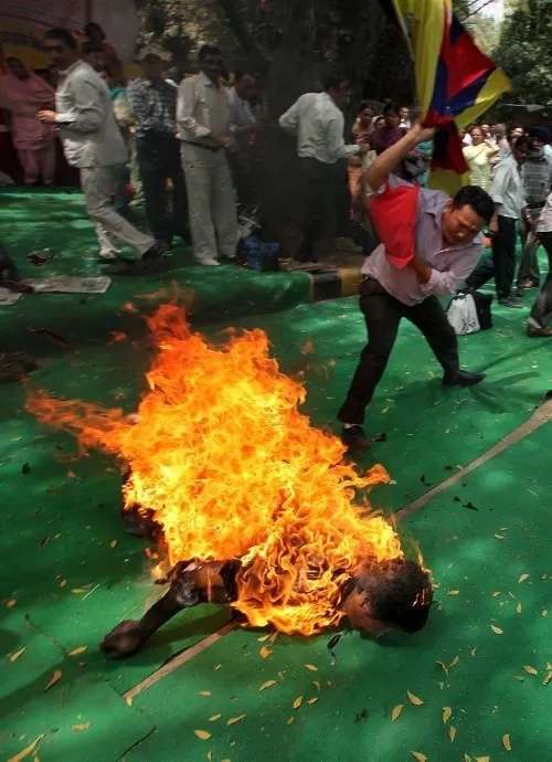 Tibetli protestocu kendini yaktı!