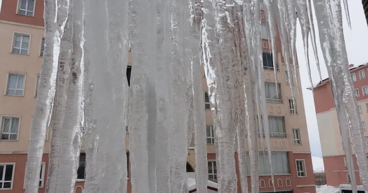 Çatılar dev buz sarkıtlarıyla kaplandı