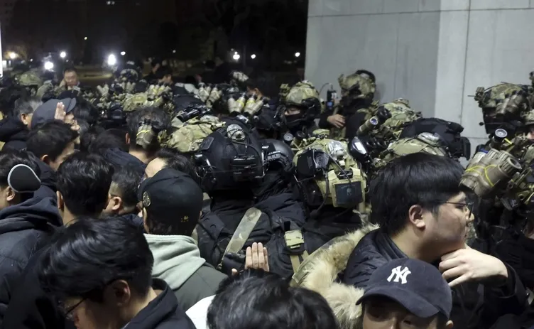 Güney Kore’de siyasi kriz: Askerler parlamentoyu bastı! Devlet Başkanı’nın istifası isteniyor