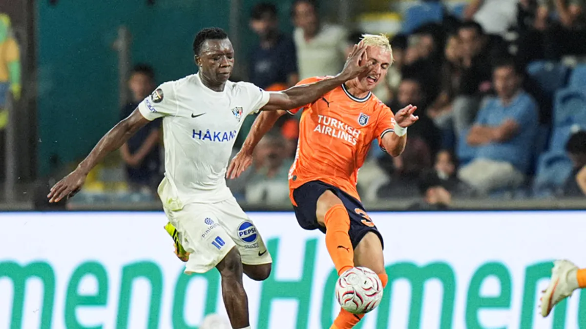 Başakşehir'in yeni transferleri Emin Bayram ve Michal Karbownik'in sahaya çıktığı an.