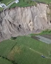 Endonezya’da toprak yarıldı