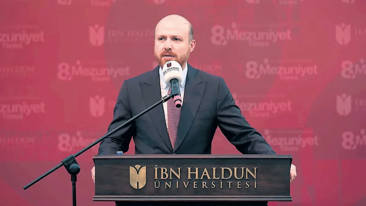 Bilal Erdoğan'ın yeni mezunlara seslendiği bir toplantıdan görüntü.