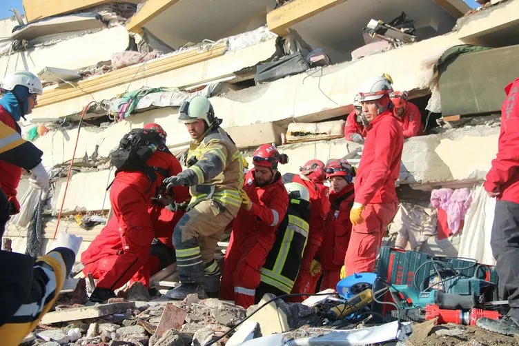 SON DAKİKA: Deprem sonrası mucize kurtuluşlar! Gözyaşları sel olup aktı!