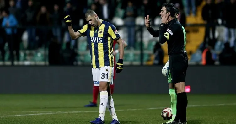 Fenerbahçe tribünlerinden Slimani’ye tepki