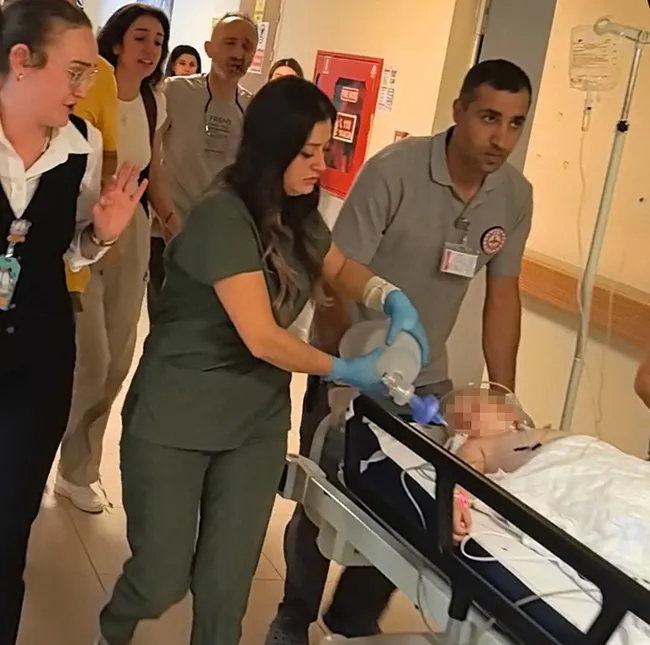 havuz-basinda-sara-nobeti-gecirdi-4-yasindaki-cocuk-bogulma-tehlikesi-gecirdi-1755011236663.jpeg Havuz başında sara nöbeti geçirdi: 4 yaşındaki çocuk boğulma tehlikesi geçirdi!