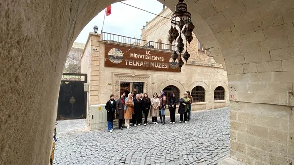 universite-ogrencileri-midyatin-tarihi-ve-turistik-mekanlarini-gezdi-1736582220863.jpg