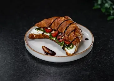 Bir ısırıkta bağımlılık yapan pestolu kruvasan sanndviç tarifi!