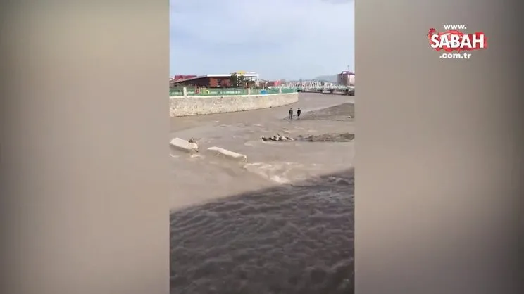 Ağrı'da Taşlıçay Deresi'nde mahsur kalan 2 çocuk kurtarıldı
