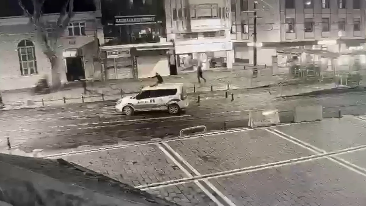 Fatih’te iş yerine kurşun yağdırıp kayıt altına aldılar: Kaçarken polise silah çektiler! Fatih’te iş yerine kurşun yağdırıp kayıt altına aldılar: Kaçarken polise silah çektiler!