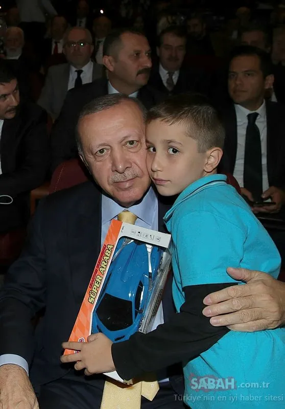 Ankara Üniversitesi İlahiyat Fakültesi'nin 70. kuruluş yıl dönümünde Başkan Erdoğan'a özel hediye