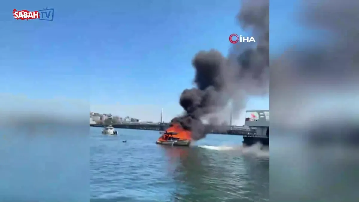Balat sahilinde korkutan anlar: Tekne alev alev yandı: Baba ve oğul denize atlayarak kurtuldu! | Video videosunu izle Balat sahilinde korkutan anlar: Tekne alev alev yandı: Baba ve oğul denize atlayarak kurtuldu! | Video videosunu izle