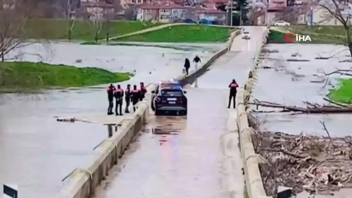 Polisin uyarısına rağmen köprüden geçtiler: Suya düşme tehlikesi atlattılar! | Video videosunu izle Polisin uyarısına rağmen köprüden geçtiler: Suya düşme tehlikesi atlattılar! | Video videosunu izle