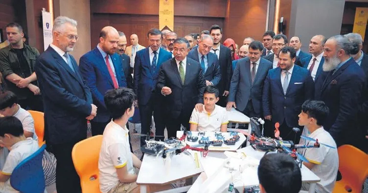 İleri teknoloji okulları geliyor