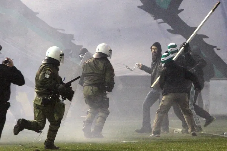 Panathinaikos - Olympiakos derbisinde taraftarlar sahaya girdi