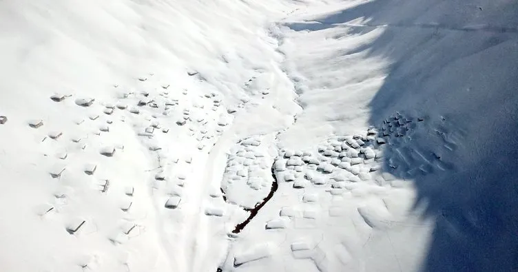Kavron yaylasında kar evleri geçti
