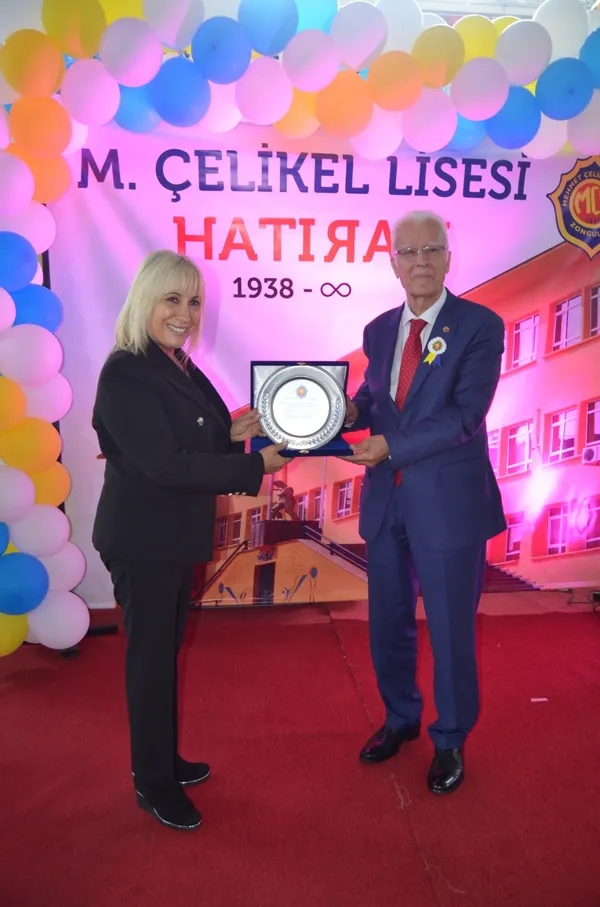 mehmet-celikel-lisesi-mezunlarina-plaketleri-verildi-1655036147375.jpg