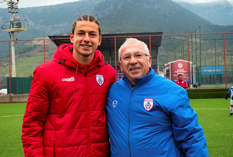 bir-futbolcu-fabrikasi-altinordu-iste-turk-futboluna-kazandirdiklari-yetenekler-1643271926921.jpg